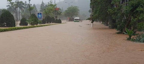 Phố núi Sơn La ngập sâu sau mưa lớn - Ảnh 1. Mưa to gây ngập tuyến đường 6B đoạn qua khu công viên thể dục thể thao huyện Quỳnh Nhai (xã Mường Giàng) - Ảnh: P.THẢO