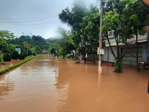 Phố núi Sơn La ngập sâu sau mưa lớn - Ảnh 4. Một đoạn tuyến đường 6B đoạn qua trung tâm huyện Quỳnh Nhai ngập sâu - Ảnh: P.THẢO