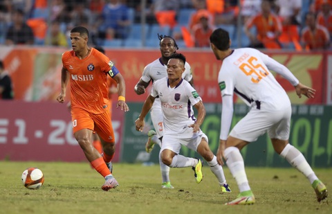 Vòng 1 giai đoạn 2 V-League 2023: SHB Đà Nẵng và B. Bình Dương chia điểm - Ảnh 1. SHB Đà Nẵng phải chia điểm với B.Bình Dương (áo trắng) lần thứ hai trong giải mùa này - Ảnh: THẮNG LÊ