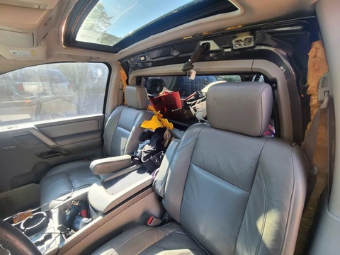 Chế bán tải 'dễ không tưởng': 'Cưa' cabin SUV Nissan - Ảnh 3. Vách ngăn giữa cabin "mới" và "thùng xe" được trám bằng bọt nở. Chủ xe đảm bảo đủ chống thấm để nước không lọt vào bên trong - Ảnh: Facebook Marketplace