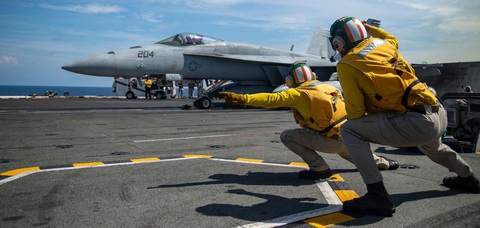 Tiêm kích trên tàu sân bay USS Ronald Reagan của Mỹ chuẩn bị cất cánh - Ảnh: Bộ Quốc phòng Mỹ Tiêm kích trên tàu sân bay USS Ronald Reagan của Mỹ chuẩn bị cất cánh - Ảnh: Bộ Quốc phòng Mỹ