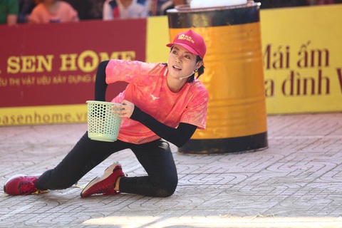 Tin tức giải trí 15-7: Nguyễn Văn Chung, Lương Thùy Linh, Hoàng Dũng… ‘Flex đến hơi thở cuối cùng’ - Ảnh 6. Diễn viên Thanh Hương tại chương trình Mái ấm gia đình Việt - Ảnh: BTC
