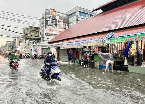 Thời tiết hôm nay 16-7: Nam Bộ đất liền mưa to, ngoài khơi dông gió do bão số 1 - Ảnh 1. Hôm nay Nam Bộ thời tiết có mưa trên cả đất liền và vùng biển - Ảnh: CHÂU TUẤN