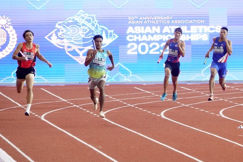 Tổ tiếp sức 4x400m hỗn hợp Việt Nam xuất phát ở làn 8 với Trần Nhật Hoàng (bìa trái) chạy mở màn và bị hụt hơi ở khoảng 50m cuối lượt - Ảnh: NAM TRUNG Tổ tiếp sức 4x400m hỗn hợp Việt Nam xuất phát ở làn 8 với Trần Nhật Hoàng (bìa trái) chạy mở màn và bị hụt hơi ở khoảng 50m cuối lượt - Ảnh: NAM TRUNG