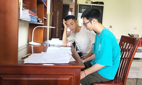 Anh em Nguyễn Thuận Hưng (áo trắng) và Nguyễn An Thịnh có chung niềm đam mê toán học và cùng giành huy chương vàng toán quốc tế - Ảnh: TIẾN THẮNG Anh em Nguyễn Thuận Hưng (áo trắng) và Nguyễn An Thịnh có chung niềm đam mê toán học và cùng giành huy chương vàng toán quốc tế - Ảnh: TIẾN THẮNG