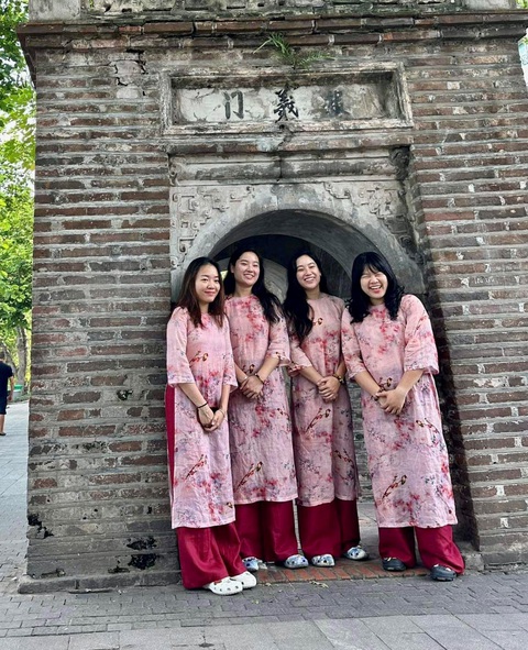 Chị em tuyển thủ bóng rổ gốc Việt mặc áo dài, du lịch Hội An - Ảnh 1. Tuyển thủ bóng rổ Trương Thảo My và Trương Thảo Vy (thứ 2 và thứ 3 từ trái sang) mặc áo dài tại Hà Nội - Ảnh: VBA