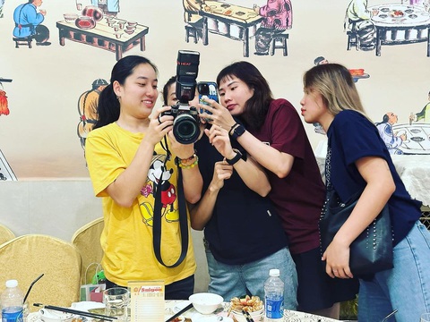 Chị em tuyển thủ bóng rổ gốc Việt mặc áo dài, du lịch Hội An - Ảnh 4. Trương Thảo Vy (trái) thử tài nhiếp ảnh - Ảnh: VBA