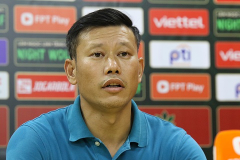 Viettel vào top 2 V-League nhờ hai cựu cầu thủ U23 Việt Nam - Ảnh 5. HLV Thạch Bảo Khanh trong buổi họp báo sau trận - Ảnh: ĐỨC KHUÊ