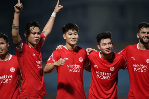 Viettel vào top 2 V-League nhờ hai cựu cầu thủ U23 Việt Nam - Ảnh 1. Niềm vui của Nhâm Mạnh Dũng cùng cầu thủ Viettel trong chiến thắng trước Hải Phòng - Ảnh: ĐỨC KHUÊ