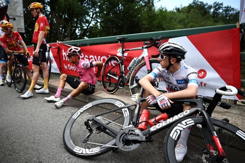 Tai nạn khiến chặng 14 Tour De France tạm dừng gần nửa tiếng - Ảnh 1. Chặng 14 Giải đua xe đạp Tour de France gặp tai nạn sau khi xuất phát 6km - Ảnh: REUTERS