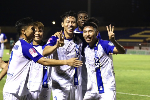Đua trụ hạng V-League 2023, CLB TP.HCM xuống cuối bảng - Ảnh 1. Xuân Tiến (phải) cùng các cầu thủ SLNA ăn mừng bàn thắng - Ảnh: TRUNG TRẦN