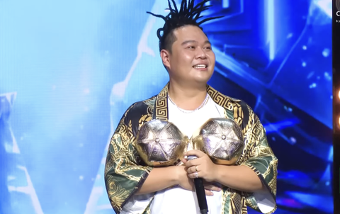 Sợ vợ bắt ngủ đất, học trò B Ray năn nỉ khán giả bình chọn - Ảnh 4. Rapper "người quen" Yuno BigBoi khiến bộ 7 Rap Việt tranh giành nảy lửa sau màn tung nón vàng