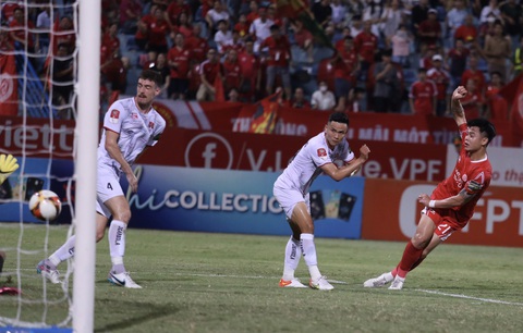 Viettel vào top 2 V-League nhờ hai cựu cầu thủ U23 Việt Nam - Ảnh 2. Cú dứt điểm mang về bàn mở tỉ số của Đức Chiến - Ảnh: ĐỨC KHUÊ