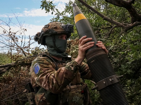 Quân nhân Ukraine chuẩn bị bắn vào mục tiêu ở gần thành phố Bakhmut ngày 13-7 - Ảnh: REUTERS Quân nhân Ukraine chuẩn bị bắn vào mục tiêu ở gần thành phố Bakhmut ngày 13-7 - Ảnh: REUTERS