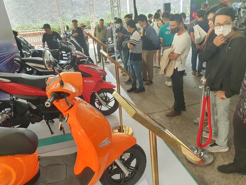 Sôi động xe hai bánh sạc điện - Ảnh 3. Khách hàng tham khảo các dòng xe máy điện trưng bày tại một sự kiện mới đây ở TP.HCM - Ảnh: CÔNG TRUNG