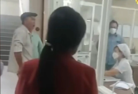 Cảnh người nhà người bệnh chất vấn lớn tiếng khi hiểu nhầm người bệnh bị cắt buồng chứng - Ảnh cắt từ video. Cảnh người nhà chất vấn lớn tiếng khi hiểu nhầm người bệnh bị cắt buồng trứng - Ảnh cắt từ video