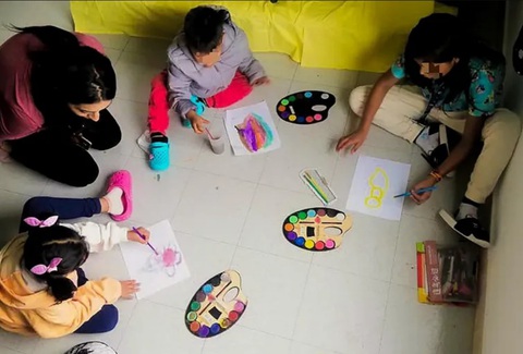 4 đứa trẻ vui chơi trong một trung tâm phục hồi sau khi xuất viện, ngày 14-7 - Ảnh: REUTERS Bốn đứa trẻ vui chơi trong một trung tâm phục hồi sau khi xuất viện - Ảnh: REUTERS