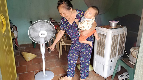 Bà Nguyễn Thị Quý vui vẻ nhờ gió quạt sử dụng nguồn điện năng lượng mặt trời - Ảnh: TÂM LÊ Bà Nguyễn Thị Quý vui vẻ nhờ gió quạt sử dụng nguồn điện năng lượng mặt trời - Ảnh: TÂM LÊ