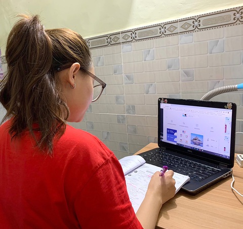 Mùa hè không có tiếng ve kêu - Kỳ 3: Những đồng tiền chắt chiu đầu đời - Ảnh 1. Trương Tuyền làm trợ giảng tiếng Anh - Ảnh: YẾN TRINH