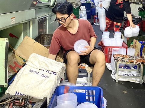 Mùa hè không có tiếng ve kêu - Kỳ 3: Những đồng tiền chắt chiu đầu đời - Ảnh 2. Mùa hè, Bảo Anh làm thêm ở cơ sở sản xuất hộp nhựa đựng thực phẩm - Ảnh: DIỆU QUÍ