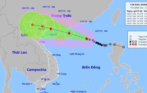 Thủ tướng yêu cầu sơ tán người dân trên lồng bè, chòi canh trước khi bão số 1 đổ bộ - Ảnh 1. Vị trí và hướng di chuyển bão số 1 - Ảnh: NCHMF
