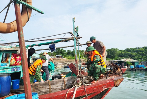 Sẵn sàng ứng phó bão số 1 - Ảnh 3. Cán bộ, chiến sĩ Đồn biên phòng cửa khẩu cảng Vạn Gia thuộc biên phòng tỉnh Quảng Ninh giúp dân gia cố tàu thuyền, lồng bè nuôi thủy sản ứng phó bão số 1 - Ảnh: NGUYỄN CHIẾN