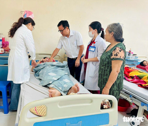 Chị T. và người nhà được ông Huỳnh Minh Chín - phó giám đốc Sở Y tế tỉnh Bình Dương - và các bác sĩ bệnh viện đa khoa tỉnh thăm hỏi và trực tiếp giải thích sáng 16-7 - Ảnh: T.D. Chị T. và người nhà được ông Huỳnh Minh Chín - phó giám đốc Sở Y tế tỉnh Bình Dương - và các bác sĩ bệnh viện đa khoa tỉnh thăm hỏi và trực tiếp giải thích sáng 16-7 - Ảnh: T.D.