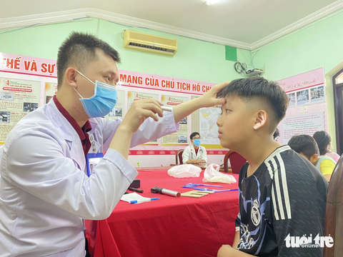 TTO - Ảnh 1. Đã có 200 trẻ em mồ côi bị ảnh hưởng dịch COVID-19, trẻ có hoàn cảnh khó khăn trên địa bàn quận Tân Bình được tầm soát cong vẹo cột sống, khám mắt miễn phí - Ảnh: X.M.