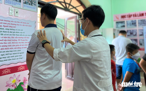 TTO - Ảnh 2. Ngoài nhận phần quà, em T. được tầm soát cong vẹo cột sống tại chương trình - Ảnh: X.M.