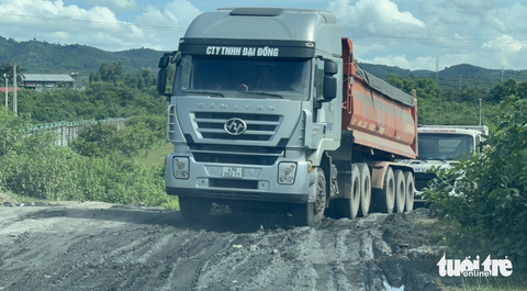 Xe chở đá nối đuôi nhau trên tuyến đường từ quốc lộ 14 vào thác - Ảnh: TRUNG TÂN Xe chở đá nối đuôi nhau trên tuyến đường từ quốc lộ 14 vào thác Dray Nur - Ảnh: TRUNG TÂN