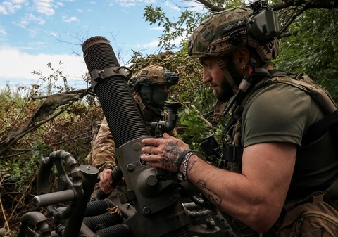 Binh sĩ Ukraine chuẩn bị bắn súng cối ở gần thành phố Bakhmut, vùng Donetsk, ngày 13-7 - Ảnh: REUTERS Binh sĩ Ukraine chuẩn bị bắn súng cối ở gần thành phố Bakhmut, vùng Donetsk, ngày 13-7 - Ảnh: REUTERS