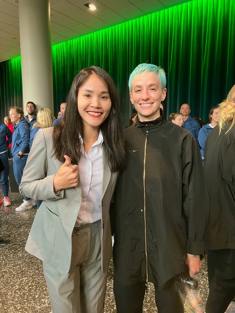 Tận hưởng World Cup nữ 2023 - Ảnh 1. Trung vệ Chương Thị Kiều rạng rỡ bên Megan Rapinoe - Ảnh: FBNV