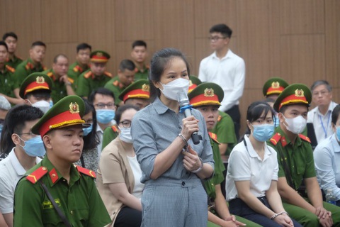 Cựu thứ trưởng Ngoại giao Tô Anh Dũng bị đề nghị - Ảnh 2. Cựu cục trưởng Cục Lãnh sự Nguyễn Thị Hương Lan tại phiên tòa xét xử vụ chuyến bay giải cứu - Ảnh: NAM ANH