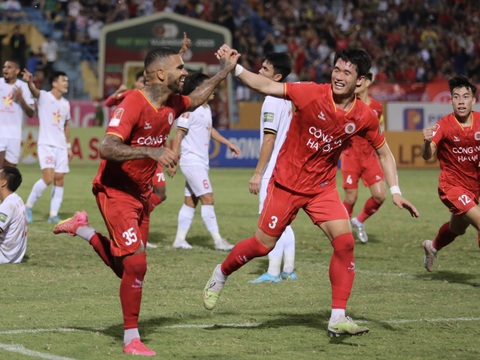 Quang Hải, Filip Nguyễn chưa thể thắng cùng Công An Hà Nội - Ảnh 4. Jhon Cley (trái) ăn mừng bàn thắng - Ảnh: ĐỨC KHUÊ