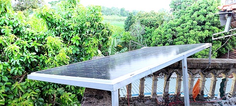 Từ ngày có nguồn điện năng lượng mặt trời do các con đầu tư tặng, ông Lê Xuân Thịnh không còn sợ mất điện - Ảnh: TÂM LÊ Từ ngày có nguồn điện năng lượng mặt trời do các con đầu tư tặng, ông Lê Xuân Thịnh không còn sợ mất điện - Ảnh: TÂM LÊ