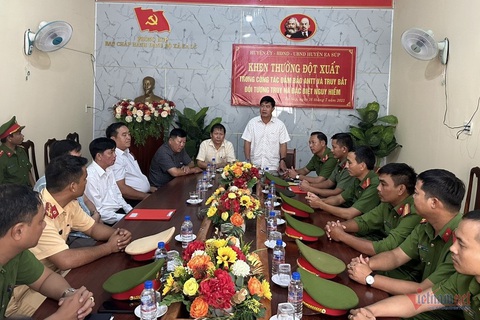 Ông Nguyễn Thiên Văn, phó chủ tịch UBND tỉnh Đắk Lắk chủ trì buổi khen thưởng - Ảnh: TÂM AN Ông Nguyễn Thiên Văn - phó chủ tịch UBND tỉnh Đắk Lắk - chủ trì buổi khen thưởng các tập thể, cá nhân đã truy bắt được 3 nghi phạm bị truy nã đặc biệt - Ảnh: TÂM AN
