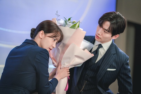 Xu hướng tổng tài - lọ lem trong phim truyền hình Hàn Quốc - Ảnh 1. YoonA và Lee Jun Ho trong phim truyền hình King the Land - Ảnh: SOOMPI