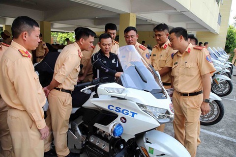 Cục CSGT bàn giao 30 siêu môtô phục vụ công tác dẫn đoàn - Ảnh 3. Sau khi bàn giao, các cảnh sát giao thông được tập huấn sử dụng xe - Ảnh: TTXVN
