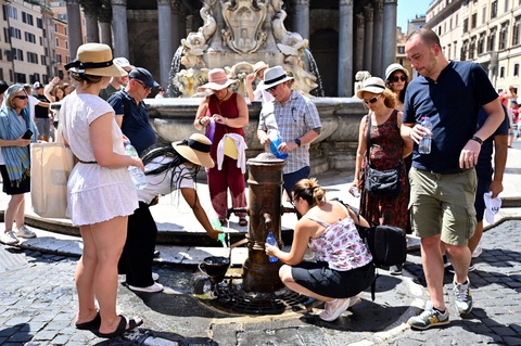 Du khách xếp hàng lấy nước tại đài phun nước Piazza della Rotonda tại Rome (Ý) ngày 11-7 - Ảnh: AFP Du khách xếp hàng lấy nước tại đài phun nước Piazza della Rotonda ở Rome (Ý) ngày 11-7. Năm 2023 được nhiều nhà khoa học đánh giá là một trong những năm nóng nhất lịch sử với mức nhiệt kỷ lục liên tục được ghi nhận tại Mỹ, châu Âu và nhiều khu vực khác - Ảnh: AFP