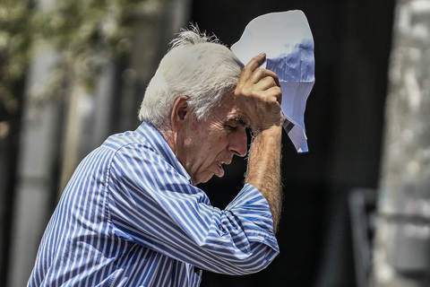 Một người cao tuổi phải nhăn mặt bởi cái nóng của thủ đô Athens ngày 13-7 - Ảnh: AFP Một người cao tuổi phải nhăn mặt bởi cái nóng của thủ đô Athens, Hy Lạp ngày 13-7 - Ảnh: AFP