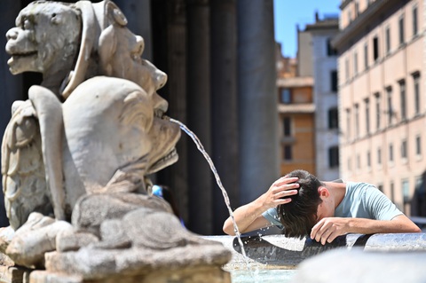 Một cậu bé làm mát mình tại đài phun nước Piazza della Rotonda tại Rome (Ý) hôm 11-7 - Ảnh: AFP Một cậu bé làm mát tại đài phun nước Piazza della Rotonda, Ý, hôm 11-7 - Ảnh: AFP