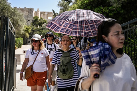 Du khách tham quan di chỉ khảo cổ Acropolis (thủ đô Athens, Hy Lạp) dưới cái nóng xấp xỉ 40 độ C ngày 14-7 - Ảnh: AFP Du khách tham quan di chỉ khảo cổ Acropolis (thủ đô Athens, Hy Lạp) dưới cái nóng xấp xỉ 40 độ C ngày 14-7 - Ảnh: AFP