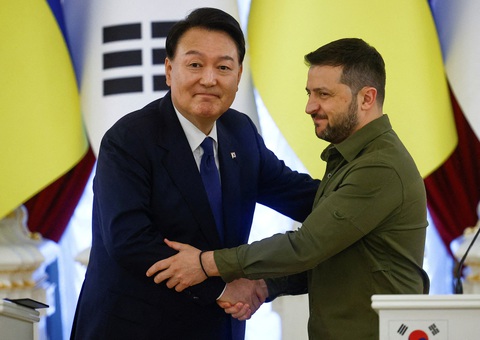Tổng thống Hàn Quốc Yoon Suk Yeol (trái) bắt tay cùng Tổng thống Ukraine Volodymyr Zelensky (phải) tại thủ đô Kiev ngày 15-7 - Ảnh: REUTERS Tổng thống Hàn Quốc Yoon Suk Yeol (bên trái) bắt tay Tổng thống Ukraine Volodymyr Zelensky tại thủ đô Kiev ngày 15-7 - Ảnh: REUTERS