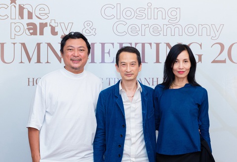 Tạm biệt mùa thu, hẹn gặp lại xuân sau - Ảnh 1. Đạo diễn Phan Gia Nhật Linh và vợ chồng đạo diễn Trần Anh Hùng - Trần Nữ Yên Khê tại buổi tiệc giã từ Gặp gỡ mùa thu - Ảnh: NVCC