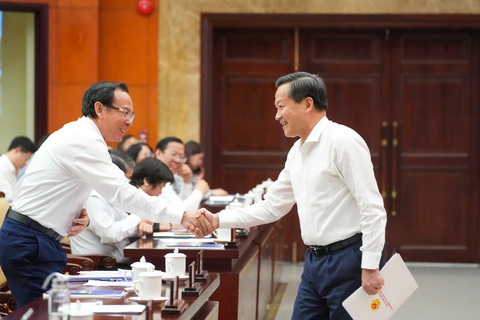 Nghị quyết đặc thù phát triển TP.HCM: Triển khai nhanh nhất, hiệu quả nhất - Ảnh 2. Phó thủ tướng Lê Minh Khái (phải) và Bí thư Thành ủy TP.HCM Nguyễn Văn Nên tại hội nghị - Ảnh: HỮU HẠNH