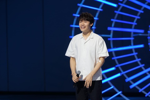 Quang Trung 'đi lộn' sân khấu Vietnam Idol, ra về với vé vàng - Ảnh 1. Quang Trung khiến bộ ba giám khảo Vietnam Idol tưởng đi nhầm sân khấu