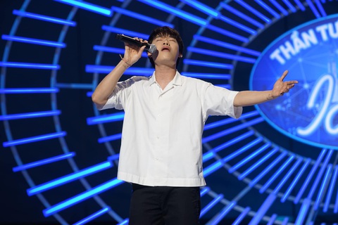Quang Trung 'đi lộn' sân khấu Vietnam Idol, ra về với vé vàng - Ảnh 3. Nam diễn viên 29 tuổi chinh phục giám khảo bằng giọng hát đặc biệt mang dấu ấn riêng