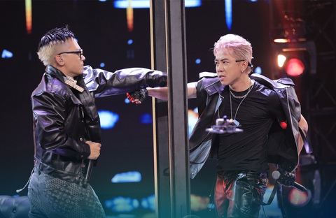 Tiết mục biểu diễncủa Huỳnh Công Hiếu và DT Tập Rap - Ảnh: HTV2 Tiết mục biểu diễn của Huỳnh Công Hiếu và DT Tập Rap - Ảnh: HTV2