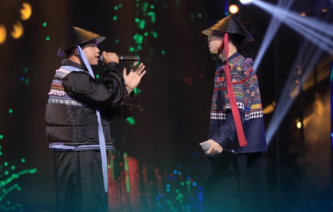 Bất ngờ thơ Trần Đăng Khoa vào Rap Việt - Ảnh 2. Hai thí sinh LoR và Double2T biểu diễn Hạt gạo Việt Nam - Ảnh: HTV2