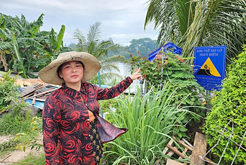 Mất ăn, mất ngủ vì sạt lở - Ảnh 5. Bà Phạm Thị Trang (ngụ thị trấn An Phú, huyện An Phú, An Giang) lo lắng ăn ngủ không yên khi điểm nguy cơ sạt lở ngay cạnh nhà
